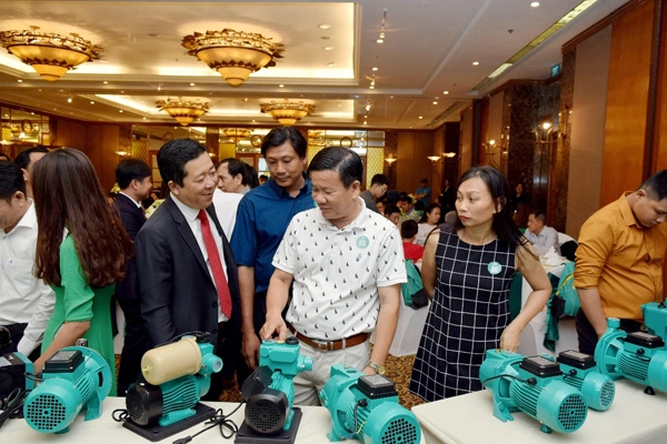 Khách hàng tham quan các sản phẩm mới của Wilo trong buổi hội thảo tại TP HCM.
