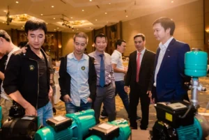 Khách hàng tham quan các sản phẩm mới của Wilo trong buổi hội thảo tại Hà Nội.